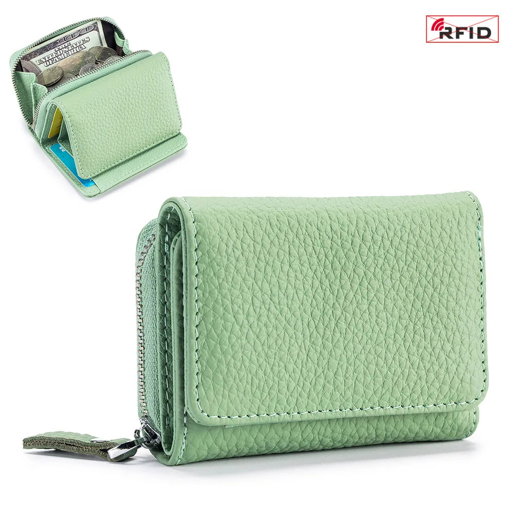 Cartera de cuero genuino de vaca color verde claro, con cremallera pequeña, mostrada doblada y abierta mostrando efectivo.