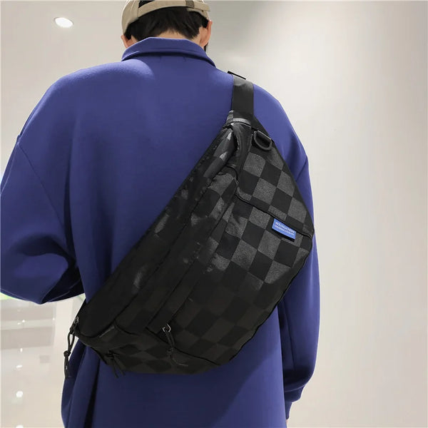 Une personne portant une veste bleue tient un sac à dos à carreaux noirs sur son dos.