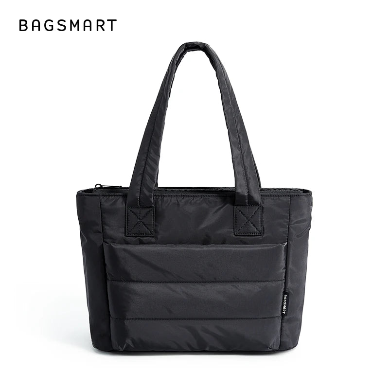 Sac fourre-tout matelassé noir à capuche avec une sangle d'épaule, sur fond blanc.