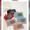 Collection de pochettes minimalistes en cuir rose, gris et bleu.