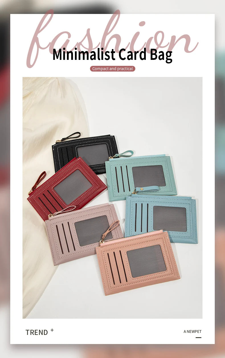 Collection de pochettes minimalistes en cuir rose, gris et bleu.