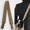 Gros plan d'une sangle de sac à main en cuir PU beige attachée à un blazer noir.
