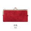 Leuchtend rote Lederclutch mit goldfarbener Schnalle.