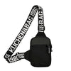 Schwarze Leinwand-Chestbag-Tragegur mit dem Text KUCHEN&BAG.1980