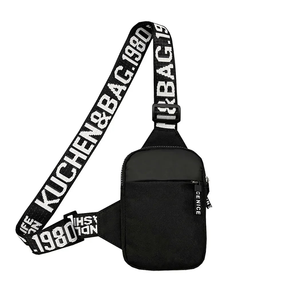 Schwarze Leinwand-Chestbag-Tragegur mit dem Text KUCHEN&BAG.1980