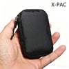 Une pochette utilitaire noire en X-PAC pour clés et essentiels est tenue dans une main.