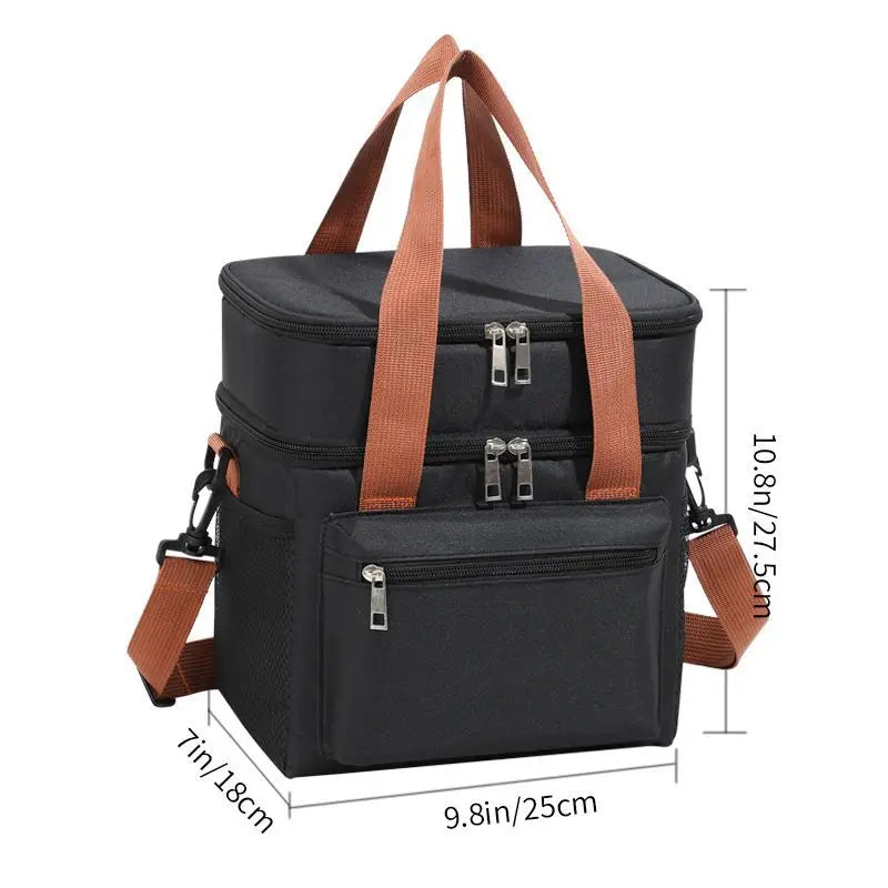 Bolso térmico negro para picnic con correas y bolsillos marrones.
