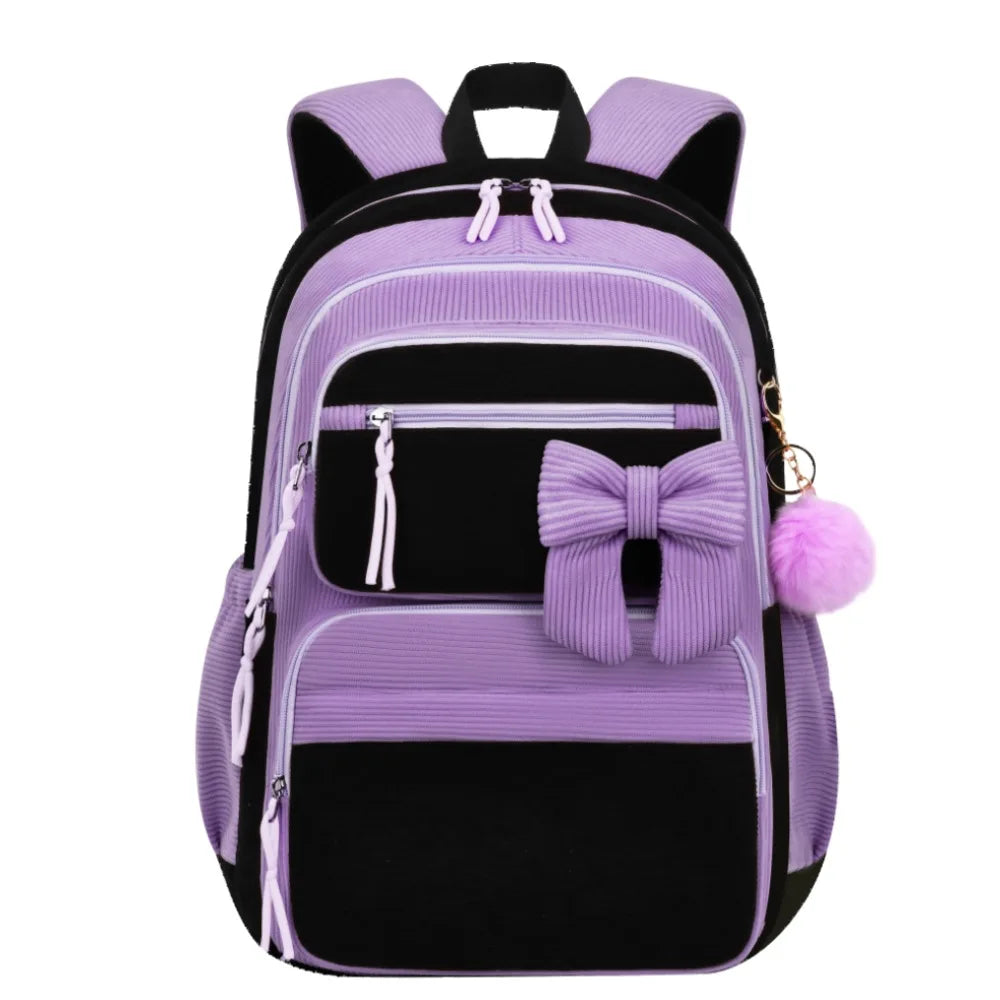Lila Samtstoff-Schulranzen-Set für Mädchen mit schwarzem Stoff und rosa Akzenten.