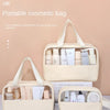 Beige Kosmetiktasche aus PVC, geöffnet und gefüllt mit verschiedenen Hautpflege- und Schönheitsprodukten.