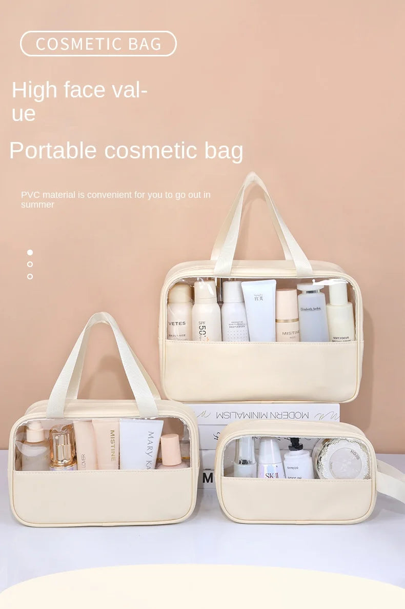 Beige Kosmetiktasche aus PVC, geöffnet und gefüllt mit verschiedenen Hautpflege- und Schönheitsprodukten.