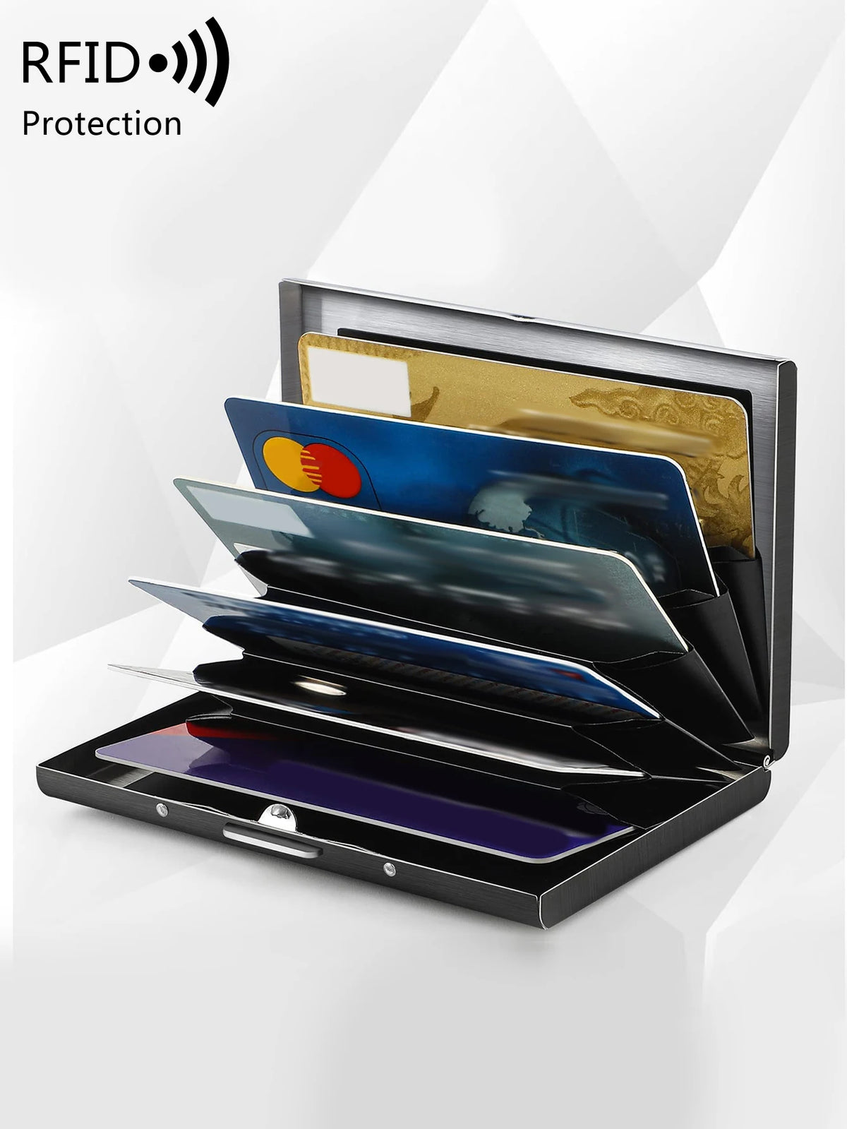 حامل بطاقات أسود يعرض بطاقات هوية بلاستيكية ومعدنية، مع التركيز على حماية RFID.