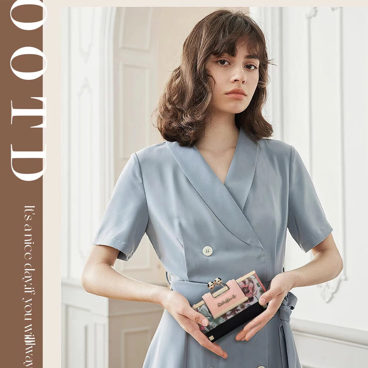 Una mujer modela un blazer azul claro y sostiene una cartera de mujer con estampado floral rosa.