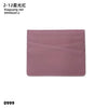 Porte-cartes en cuir mauve avec gravure personnalisée.