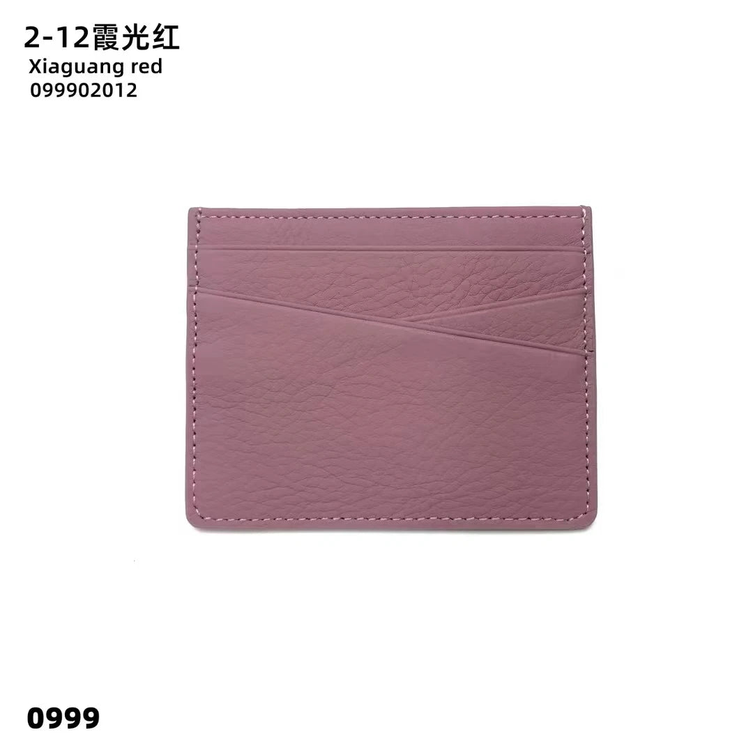 Porte-cartes en cuir mauve avec gravure personnalisée.