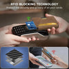 Manos sostienen una cartera de tarjeta marrón y un smartphone demostrando tecnología de bloqueo RFID.
