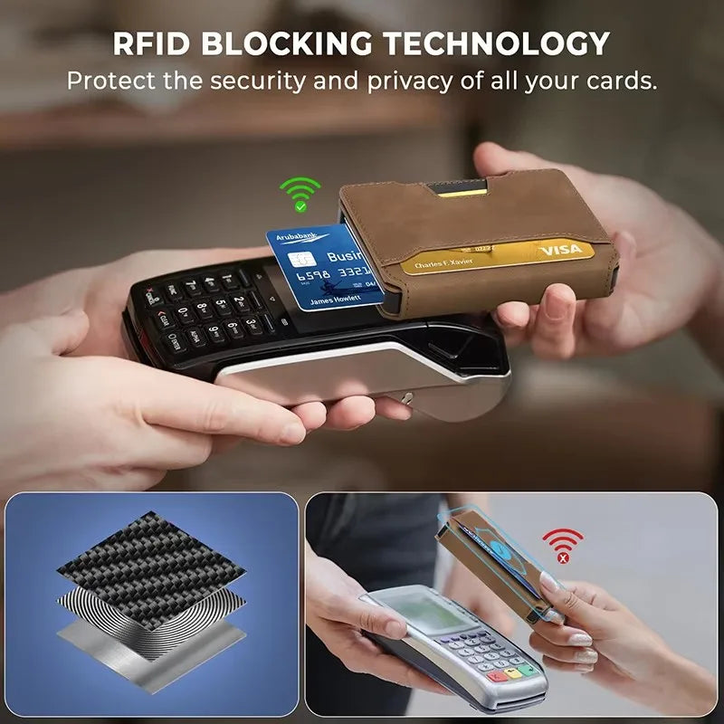 Manos sostienen una cartera de tarjeta marrón y un smartphone demostrando tecnología de bloqueo RFID.