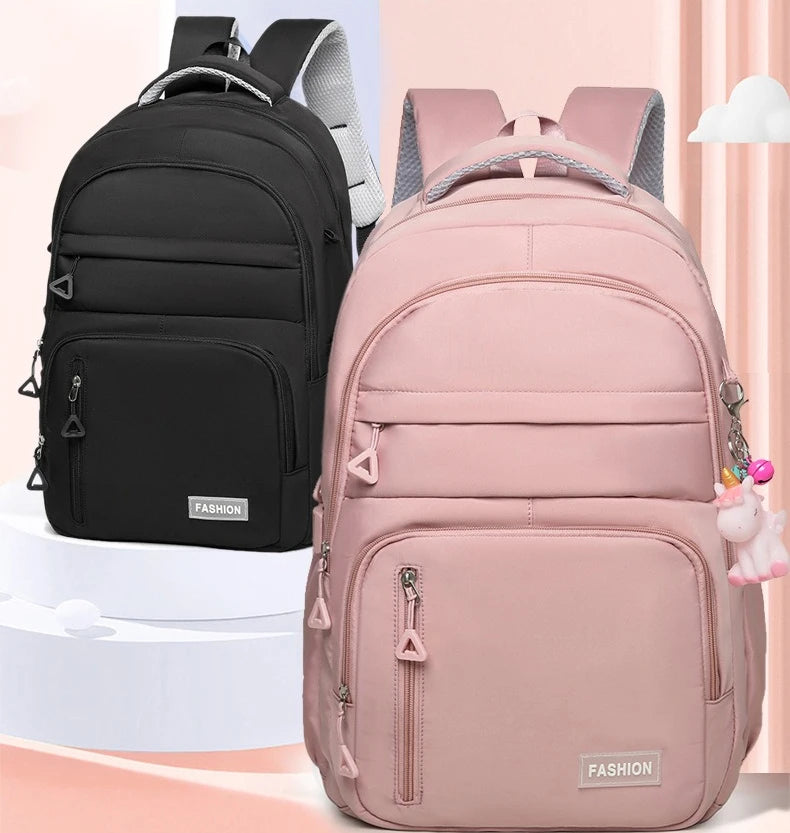 Una mochila rosa con correas grises y un bolsillo para portátil, mostrada contra un fondo claro.