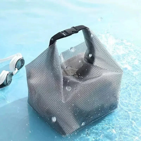 Una bolsa de almacenamiento con cordón de malla negra flotando en agua clara.