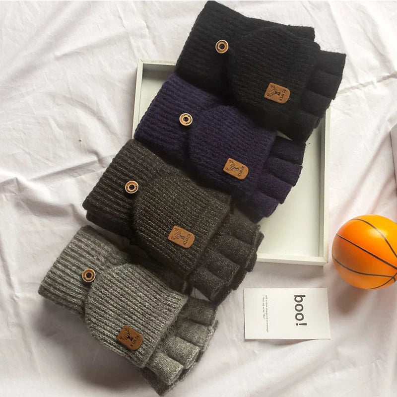 Ein Stapel warmer, fingerloser Strickhandschuhe in verschiedenen Grau- und Violetttönen auf einem weißen Tablett.