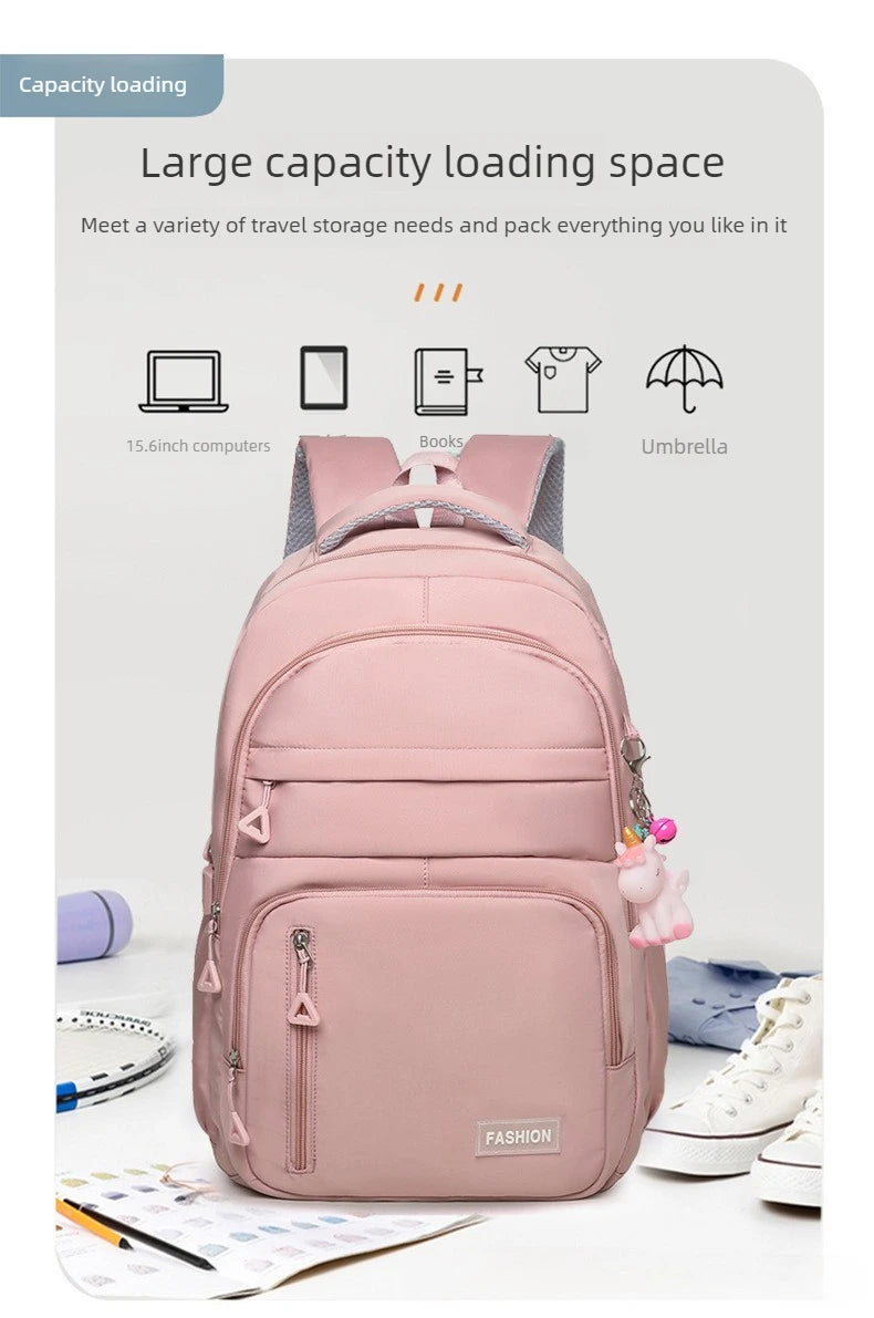 Una mochila rosa con artículos como una laptop, libros y un paraguas visibles en el compartimento.