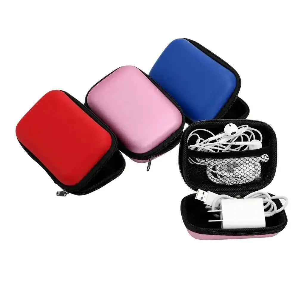 Trois sacs de rangement portables colorés pour appareils électroniques et câbles en rouge, rose et bleu.