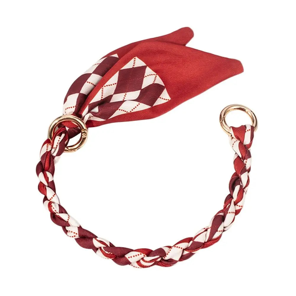 Tiefrote Seidenschal-Tasche mit kariertem Muster und goldfarbenen Schnallen.