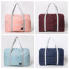 Trois versions d'un sac de voyage pliable (rose, marron et bleu) avec des sangles blanches.