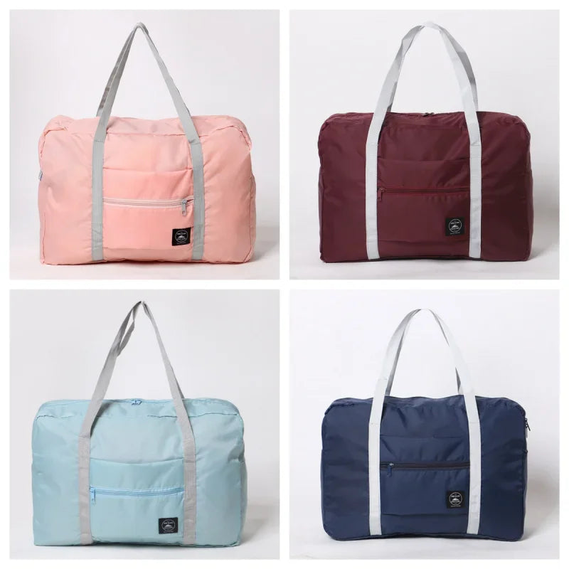 Trois versions d'un sac de voyage pliable (rose, marron et bleu) avec des sangles blanches.