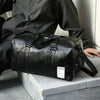 Schwarze PU-Leder-Sport-Totebag auf grauer Oberfläche.