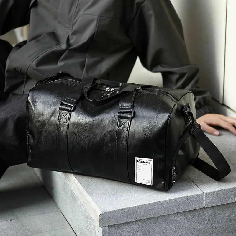 Schwarze PU-Leder-Sport-Totebag auf grauer Oberfläche.