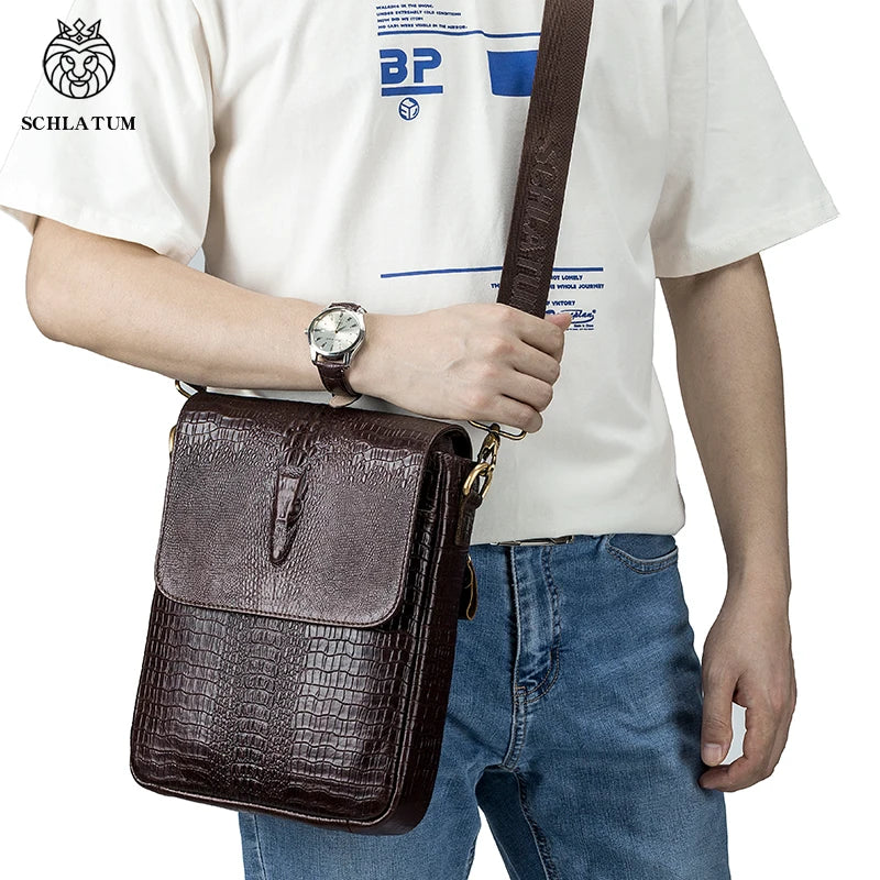 Braune, echte Leder-Vintage-Krokodil-Muster-Schultertasche bei einer Person in weißem T-Shirt und blauen Jeans.