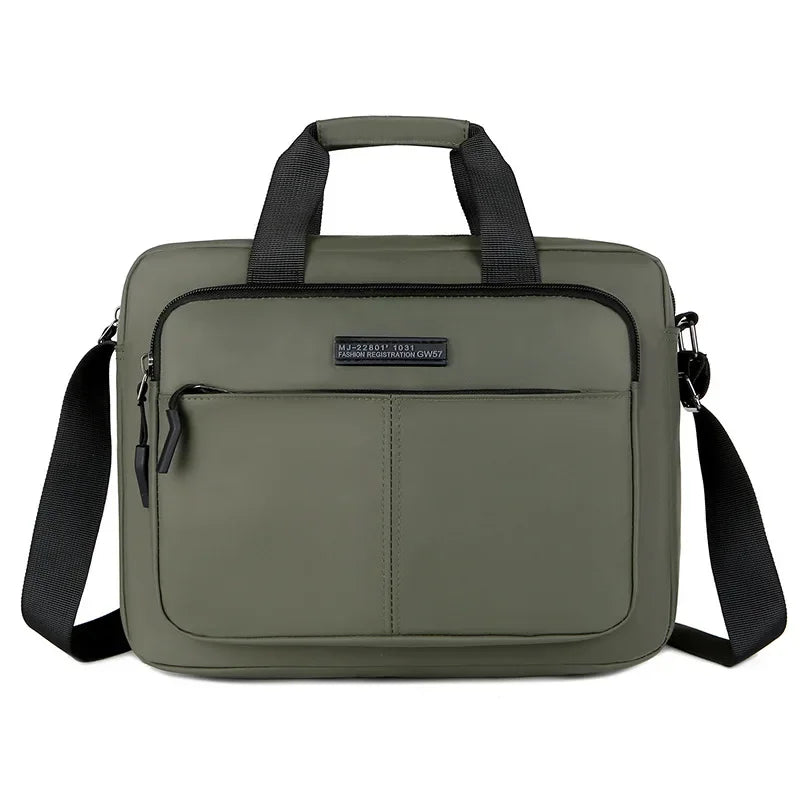 Mochila horizontal para hombre verde oliva oscuro con correas negras.
