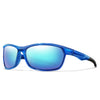 Un par de gafas deportivas azules polarizadas con brazos oscuros, mostradas contra un fondo blanco.