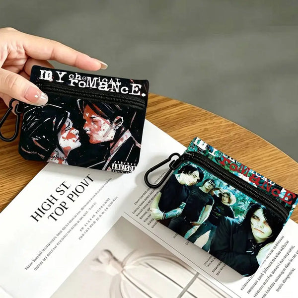 Schwarze Reißverschlusstasche mit Grafikdesign, das zwei Gesichter und den Text MY CHEMICAL ROMANCE zeigt.