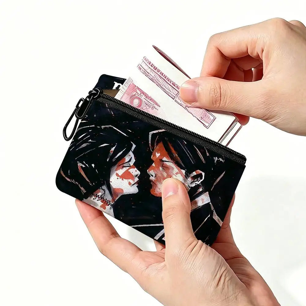 Eine Hand hält eine schwarze durchsichtige Tasche mit Münzen und Karten vor weißem Hintergrund.