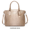Beige krokod 신고muster Top Handtasche mit Crossbody-Gurt.