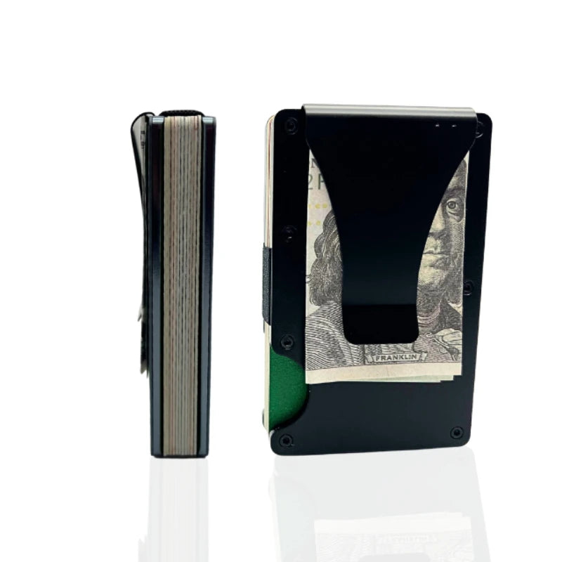 Cartera delgada de aluminio negro con cubierta de cuero y billete de dólar estadounidense visible dentro.