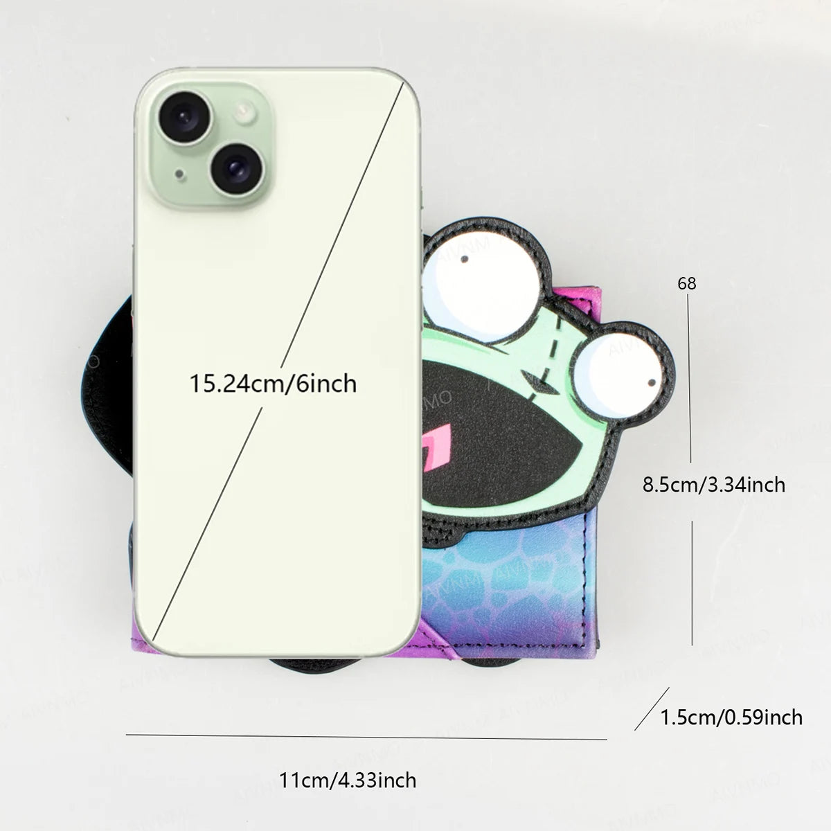 Funda de teléfono blanca con diseño de personaje de dibujos animados, junto a sus dimensiones.
