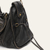 Schwarze Vintage-PU-Leder-Tasche mit Klappverschluss und Reißverschlussdetails.