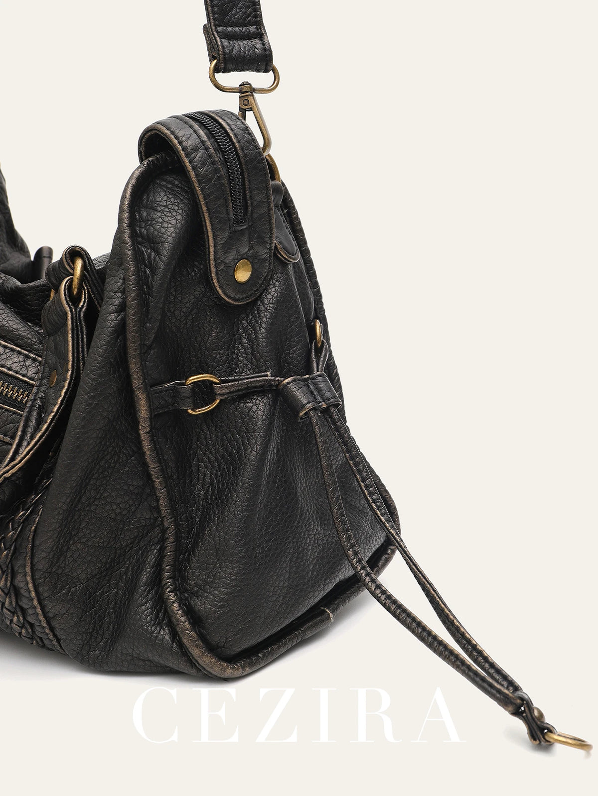 Schwarze Vintage-PU-Leder-Tasche mit Klappverschluss und Reißverschlussdetails.