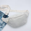 Sac bandoulière en nylon blanc avec une sangle beige clair sur fond blanc.