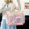 Bolso cruz de encaje rosa Y2K con bordado floral blanco y rosa, sostenido por una persona.