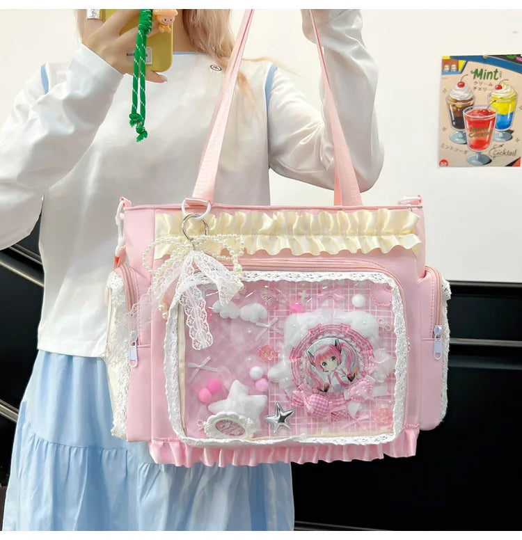 Bolso cruz de encaje rosa Y2K con bordado floral blanco y rosa, sostenido por una persona.
