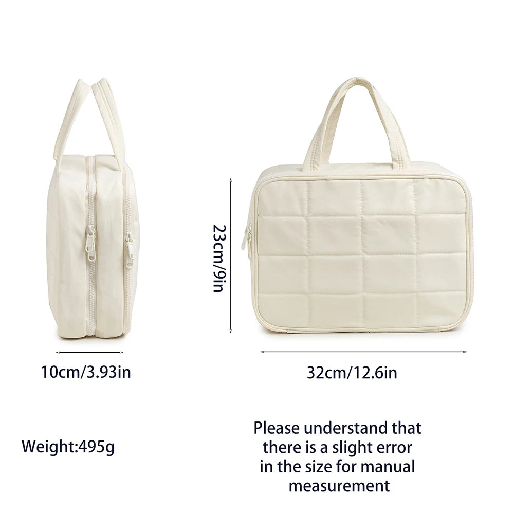 Sac organisateur cosmétique portable de couleur crème, à motif matelassé et avec poignées.