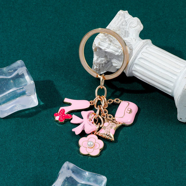 Papillon de cœur or et rose, clé USB suspendue sur une base en pilier argenté.