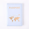 Funda para pasaporte azul claro con estampado en foil dorado de mapa mundial y la palabra PASAPORTE.