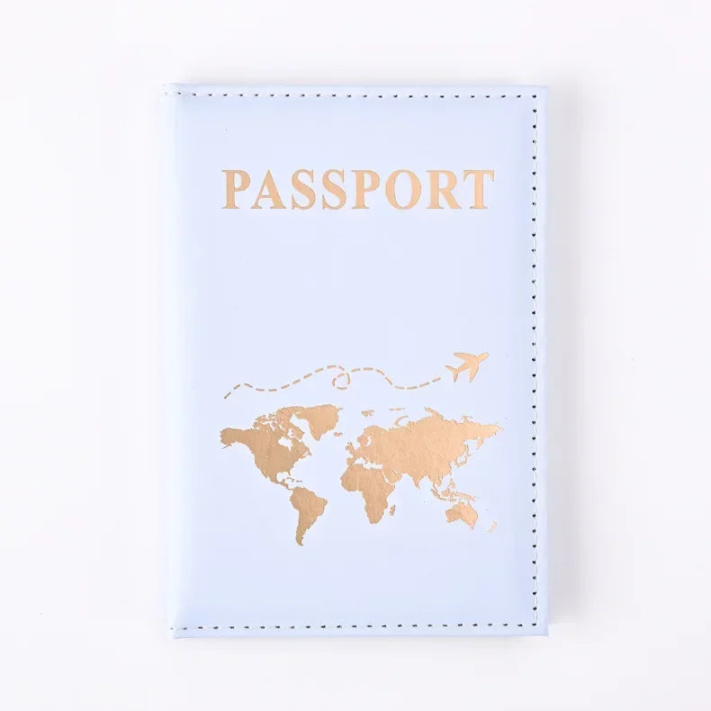 Funda para pasaporte azul claro con estampado en foil dorado de mapa mundial y la palabra PASAPORTE.