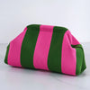 Bolso de crochet a rayas tejido con franjas verticales de rosa y verde.