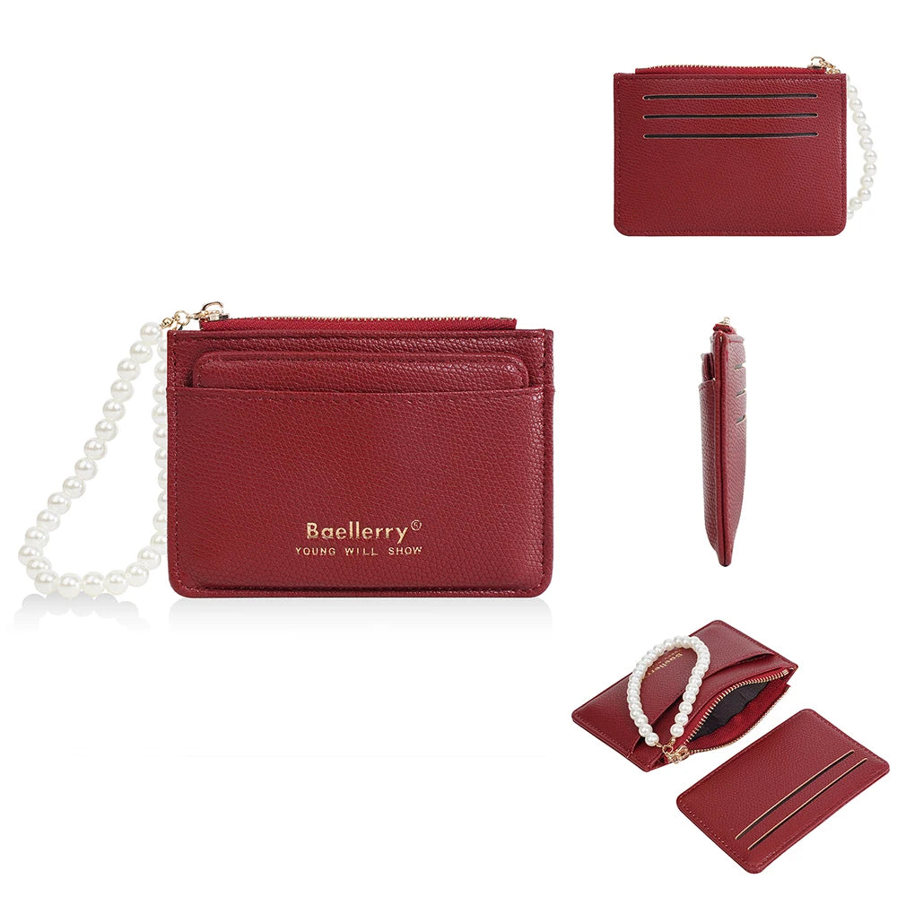 Marrones Leder-Kartenwallet mit Reißverschluss und Perlenkette.