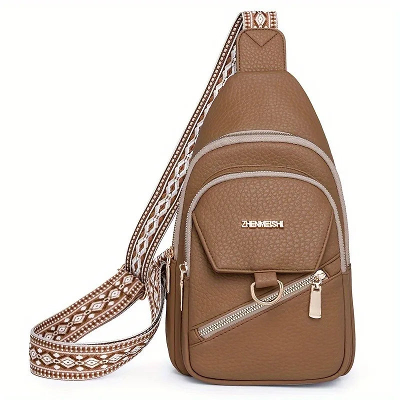 Braune Kunstleder-Crossbody-Tasche mit gemusterter Riemen und goldfarbener Reißverschlussverzierung.